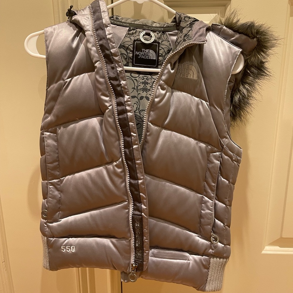 Super cute 🌟🌟🌟 fitted down vest. North Face ladies XS. Grey.